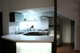 Una pantalla de luz blanca bajo la barra de la cocina.